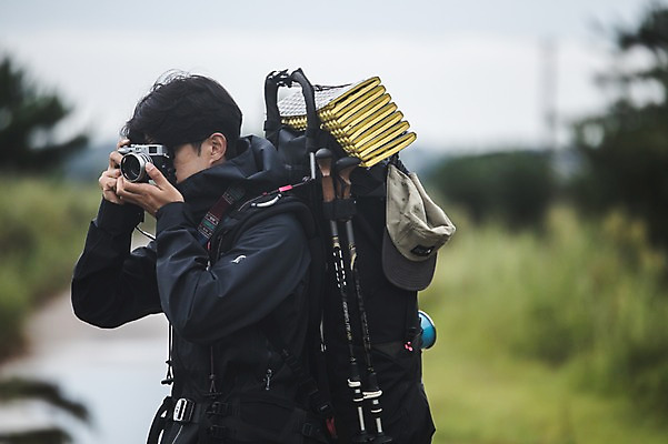 포토 JPG 주간 남자 맨라이프 여행 배낭 한명 서기 상반신 20대 성인 야외 옆모습 제주도 카메라 사진촬영 캠핑 한국인 백패커 안식처 성인남자한명만 욜로라이프 국내포토 자연요소 1 라이프스타일 뷰포인트 가방 모션 레저 휴식 한국 사람 동양인 청년 전자제품 촬영 남자한명만 성인남자만 파일형식
