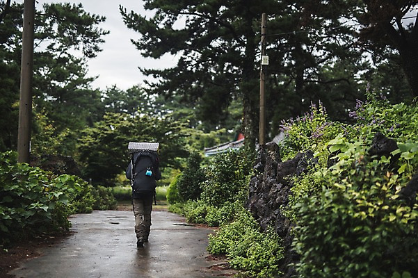 포토 JPG 주간 전신 남자 길 맨라이프 여행 배낭 한명 20대 성인 야외 뒷모습 걷기 캠핑 한국인 백패커 성인남자한명만 욜로라이프 국내포토 자연요소 1 라이프스타일 뷰포인트 가방 모션 레저 사람 동양인 청년 남자한명만 성인남자만 파일형식