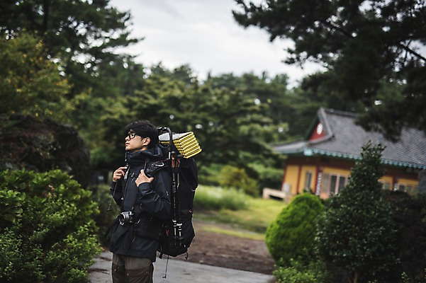포토 JPG 주간 응시 남자 맨라이프 여행 배낭 한명 서기 상반신 20대 성인 야외 옆모습 제주도 캠핑 한국인 백패커 성인남자한명만 욜로라이프 국내포토 자연요소 1 라이프스타일 시선 뷰포인트 가방 모션 레저 한국 사람 동양인 청년 남자한명만 성인남자만 파일형식