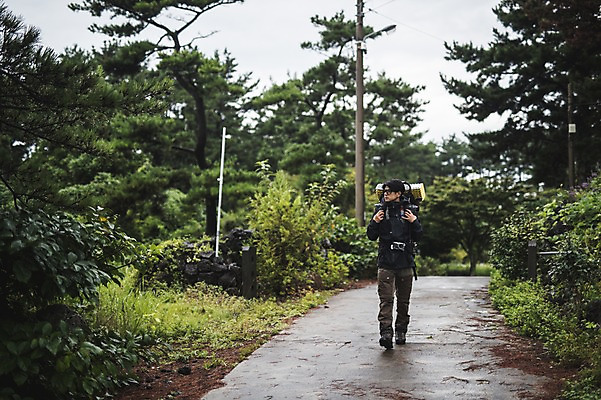 포토 JPG 주간 전신 남자 길 맨라이프 여행 배낭 한명 20대 성인 야외 앞모습 제주도 걷기 캠핑 한국인 백패커 성인남자한명만 욜로라이프 국내포토 자연요소 1 라이프스타일 뷰포인트 가방 모션 레저 한국 사람 동양인 청년 남자한명만 성인남자만 파일형식