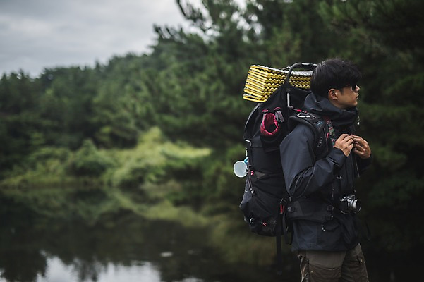 포토 JPG 주간 나무 응시 남자 맨라이프 여행 배낭 한명 서기 상반신 20대 성인 야외 옆모습 강 제주도 카메라 캠핑 한국인 백패커 성인남자한명만 욜로라이프 국내포토 자연요소 식물 1 라이프스타일 시선 뷰포인트 가방 모션 레저 한국 사람 동양인 청년 전자제품 남자한명만 성인남자만 파일형식