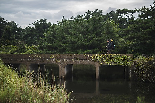 포토 JPG 주간 나무 남자 맨라이프 여행 배낭 한명 상반신 20대 성인 야외 옆모습 강 제주도 걷기 캠핑 한국인 다리 백패커 가교 성인남자한명만 욜로라이프 국내포토 자연요소 식물 1 라이프스타일 건축물 뷰포인트 가방 모션 레저 한국 사람 동양인 청년 남자한명만 성인남자만 파일형식