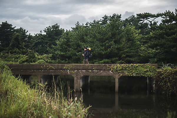 포토 JPG 주간 나무 남자 맨라이프 여행 배낭 한명 상반신 20대 성인 야외 옆모습 강 제주도 걷기 캠핑 한국인 다리 백패커 가교 성인남자한명만 욜로라이프 국내포토 자연요소 식물 1 라이프스타일 건축물 뷰포인트 가방 모션 레저 한국 사람 동양인 청년 남자한명만 성인남자만 파일형식