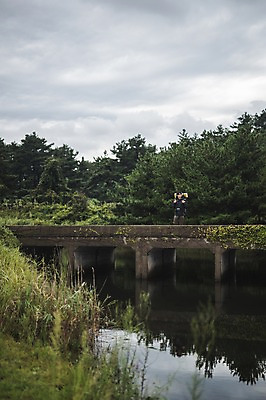 포토 JPG 주간 나무 남자 맨라이프 여행 배낭 한명 서기 상반신 20대 성인 야외 앞모습 강 제주도 캠핑 한국인 백패커 가교 성인남자한명만 욜로라이프 국내포토 자연요소 식물 1 라이프스타일 건축물 뷰포인트 가방 모션 레저 한국 사람 동양인 청년 남자한명만 성인남자만 파일형식
