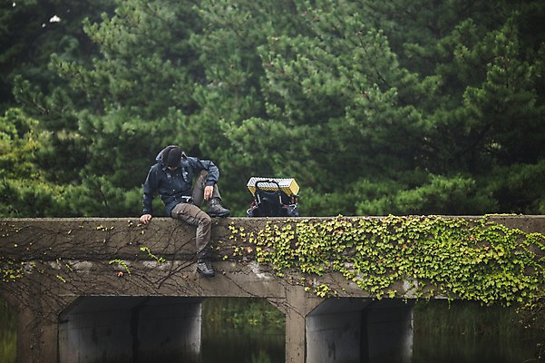 포토 JPG 주간 전신 나무 남자 맨라이프 여행 배낭 휴식 한명 앉기 20대 성인 야외 옆모습 강 제주도 캠핑 한국인 백패커 가교 성인남자한명만 욜로라이프 국내포토 자연요소 식물 1 라이프스타일 건축물 뷰포인트 컨셉 가방 모션 레저 한국 사람 동양인 청년 남자한명만 성인남자만 파일형식