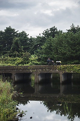 포토 JPG 주간 전신 나무 남자 맨라이프 여행 배낭 휴식 한명 앉기 20대 성인 야외 옆모습 강 제주도 캠핑 한국인 백패커 가교 성인남자한명만 욜로라이프 국내포토 자연요소 식물 1 라이프스타일 건축물 뷰포인트 컨셉 가방 모션 레저 한국 사람 동양인 청년 남자한명만 성인남자만 파일형식