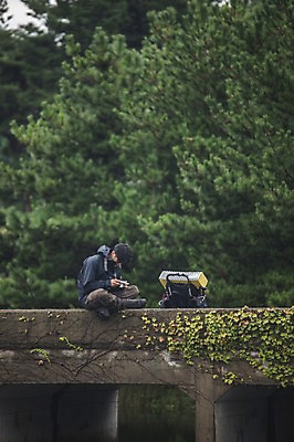 포토 JPG 주간 전신 나무 남자 맨라이프 여행 배낭 휴식 한명 앉기 20대 성인 야외 옆모습 강 제주도 카메라 캠핑 한국인 백패커 가교 성인남자한명만 욜로라이프 국내포토 자연요소 식물 1 라이프스타일 건축물 뷰포인트 컨셉 가방 모션 레저 한국 사람 동양인 청년 전자제품 남자한명만 성인남자만 파일형식