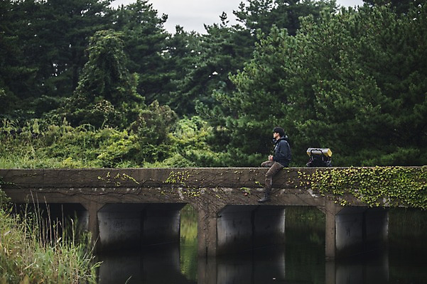 포토 JPG 주간 전신 나무 남자 맨라이프 여행 배낭 휴식 한명 앉기 20대 성인 야외 옆모습 강 제주도 캠핑 한국인 백패커 가교 성인남자한명만 욜로라이프 국내포토 자연요소 식물 1 라이프스타일 건축물 뷰포인트 컨셉 가방 모션 레저 한국 사람 동양인 청년 남자한명만 성인남자만 파일형식