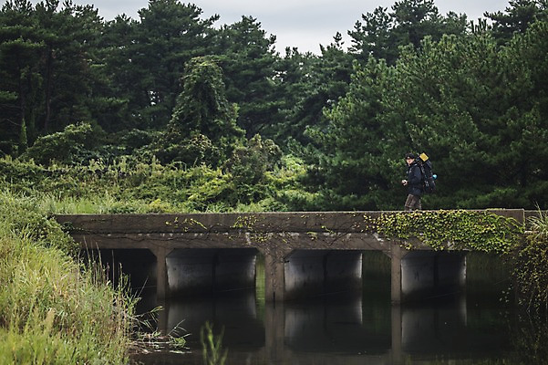 포토 JPG 주간 나무 남자 맨라이프 여행 배낭 한명 상반신 20대 성인 야외 옆모습 강 제주도 걷기 캠핑 한국인 백패커 가교 성인남자한명만 욜로라이프 국내포토 자연요소 식물 1 라이프스타일 건축물 뷰포인트 가방 모션 레저 한국 사람 동양인 청년 남자한명만 성인남자만 파일형식