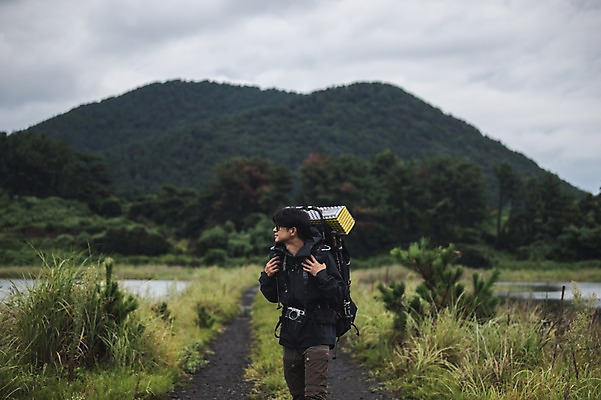 포토 JPG 주간 응시 남자 맨라이프 여행 배낭 산 한명 상반신 20대 성인 야외 앞모습 제주도 걷기 캠핑 한국인 백패커 성인남자한명만 욜로라이프 국내포토 자연요소 1 라이프스타일 시선 뷰포인트 가방 모션 레저 한국 사람 동양인 청년 남자한명만 성인남자만 파일형식