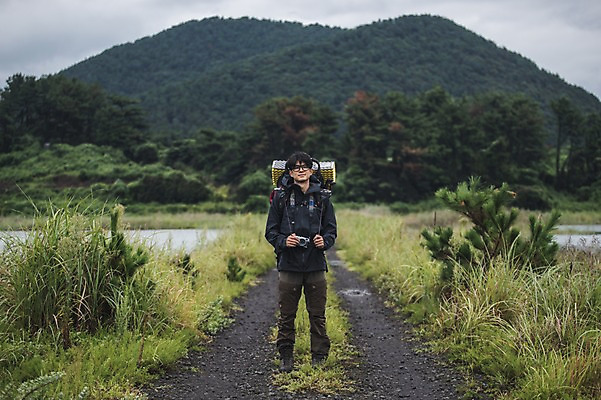 포토 JPG 주간 전신 남자 맨라이프 여행 배낭 산 한명 서기 20대 성인 야외 앞모습 제주도 캠핑 한국인 백패커 성인남자한명만 욜로라이프 국내포토 자연요소 1 라이프스타일 뷰포인트 가방 모션 레저 한국 사람 동양인 청년 남자한명만 성인남자만 파일형식