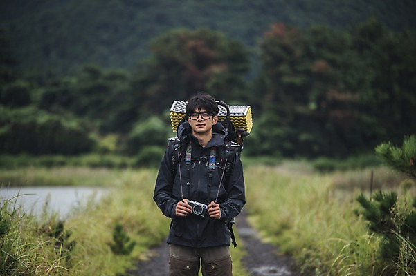 포토 JPG 주간 남자 맨라이프 여행 배낭 한명 서기 상반신 20대 성인 야외 앞모습 제주도 카메라 캠핑 한국인 백패커 성인남자한명만 욜로라이프 국내포토 자연요소 1 라이프스타일 뷰포인트 가방 모션 레저 한국 사람 동양인 청년 전자제품 남자한명만 성인남자만 파일형식