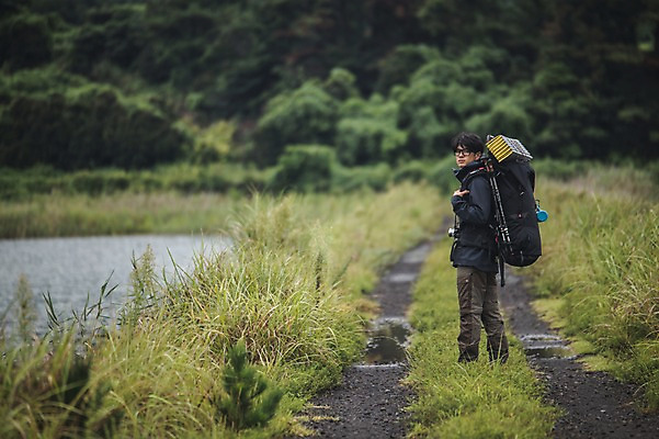 포토 JPG 주간 전신 남자 맨라이프 여행 배낭 한명 서기 20대 성인 야외 뒷모습 제주도 캠핑 한국인 뒤돌아보기 백패커 성인남자한명만 욜로라이프 국내포토 자연요소 1 라이프스타일 뷰포인트 가방 모션 레저 한국 사람 동양인 청년 남자한명만 성인남자만 파일형식