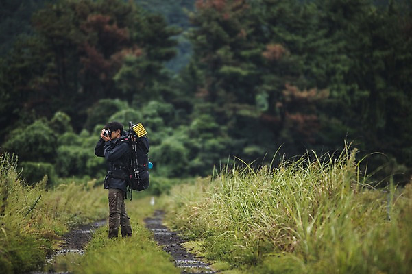 포토 JPG 주간 남자 맨라이프 여행 배낭 한명 서기 상반신 20대 성인 야외 옆모습 제주도 사진촬영 캠핑 한국인 백패커 성인남자한명만 욜로라이프 국내포토 자연요소 1 라이프스타일 뷰포인트 가방 모션 레저 한국 사람 동양인 청년 촬영 남자한명만 성인남자만 파일형식