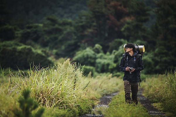 포토 JPG 주간 전신 남자 길 맨라이프 여행 배낭 한명 상반신 20대 성인 야외 앞모습 제주도 걷기 카메라 캠핑 한국인 백패커 성인남자한명만 욜로라이프 국내포토 자연요소 1 라이프스타일 뷰포인트 가방 모션 레저 한국 사람 동양인 청년 전자제품 남자한명만 성인남자만 파일형식