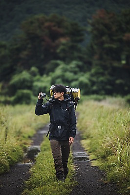 포토 JPG 주간 전신 남자 맨라이프 여행 배낭 한명 20대 성인 야외 앞모습 제주도 걷기 카메라 사진촬영 캠핑 한국인 백패커 안식처 성인남자한명만 욜로라이프 국내포토 자연요소 1 라이프스타일 뷰포인트 가방 모션 레저 휴식 한국 사람 동양인 청년 전자제품 촬영 남자한명만 성인남자만 파일형식