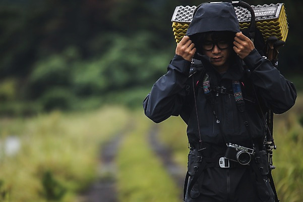 포토 JPG 주간 남자 맨라이프 여행 배낭 한명 상반신 20대 성인 야외 앞모습 제주도 걷기 캠핑 한국인 백패커 성인남자한명만 욜로라이프 국내포토 자연요소 1 라이프스타일 뷰포인트 가방 모션 레저 한국 사람 동양인 청년 남자한명만 성인남자만 파일형식