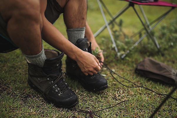 포토 JPG 주간 남자 맨라이프 여행 한명 앉기 20대 성인 야외 제주도 캠핑 한국인 하반신 신발끈묶기 성인남자한명만 욜로라이프 국내포토 자연요소 1 라이프스타일 모션 레저 한국 사람 동양인 청년 묶기 신발끈 남자한명만 성인남자만 파일형식