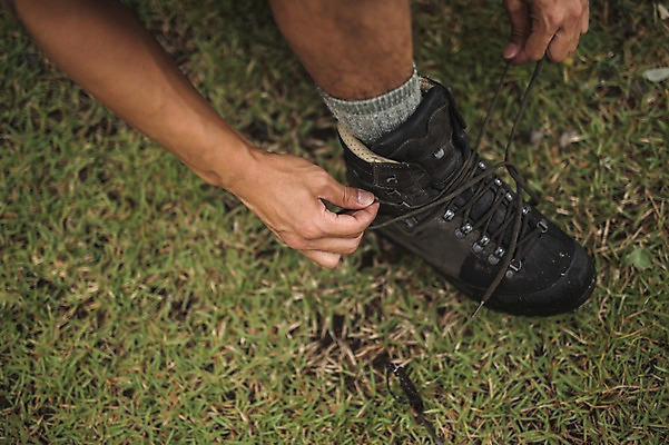 포토 JPG 주간 남자 맨라이프 여행 한명 앉기 20대 성인 야외 제주도 캠핑 한국인 하반신 신발끈묶기 성인남자한명만 욜로라이프 국내포토 자연요소 1 라이프스타일 모션 레저 한국 사람 동양인 청년 묶기 신발끈 남자한명만 성인남자만 파일형식