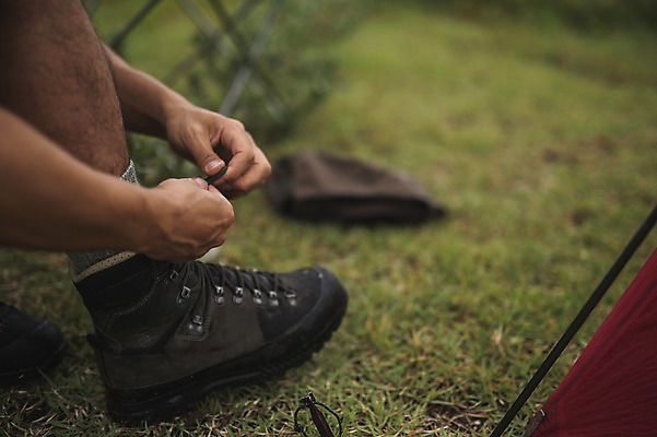 포토 JPG 주간 남자 맨라이프 여행 한명 앉기 20대 성인 야외 제주도 캠핑 한국인 하반신 신발끈묶기 성인남자한명만 욜로라이프 국내포토 자연요소 1 라이프스타일 모션 레저 한국 사람 동양인 청년 묶기 신발끈 남자한명만 성인남자만 파일형식