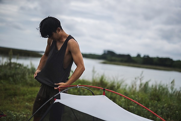 포토 JPG 주간 남자 맨라이프 여행 텐트 한명 서기 상반신 20대 성인 야외 앞모습 강 제주도 캠핑 한국인 옷입기 성인남자한명만 욜로라이프 국내포토 자연요소 1 라이프스타일 뷰포인트 모션 레저 한국 캠핑도구 사람 동양인 청년 남자한명만 성인남자만 파일형식