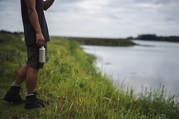 포토 JPG 주간 남자 맨라이프 여행 한명 서기 들기 20대 성인 야외 옆모습 강 제주도 캠핑 한국인 하반신 물병 성인남자한명만 욜로라이프 국내포토 자연요소 1 라이프스타일 뷰포인트 모션 레저 한국 사람 동양인 청년 물통 남자한명만 성인남자만 파일형식