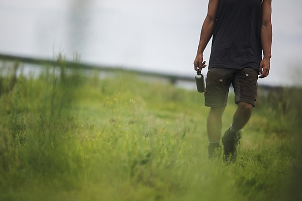 포토 JPG 주간 남자 맨라이프 여행 한명 잔디 20대 성인 야외 앞모습 강 제주도 걷기 캠핑 한국인 하반신 물통 성인남자한명만 욜로라이프 국내포토 자연요소 식물 1 라이프스타일 뷰포인트 모션 레저 한국 사람 동양인 청년 남자한명만 성인남자만 파일형식