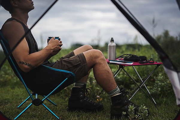 포토 JPG 주간 남자 맨라이프 여행 휴식 한명 앉기 20대 성인 야외 옆모습 제주도 캠핑 한국인 하반신 성인남자한명만 욜로라이프 국내포토 자연요소 1 라이프스타일 뷰포인트 컨셉 모션 레저 한국 사람 동양인 청년 남자한명만 성인남자만 파일형식