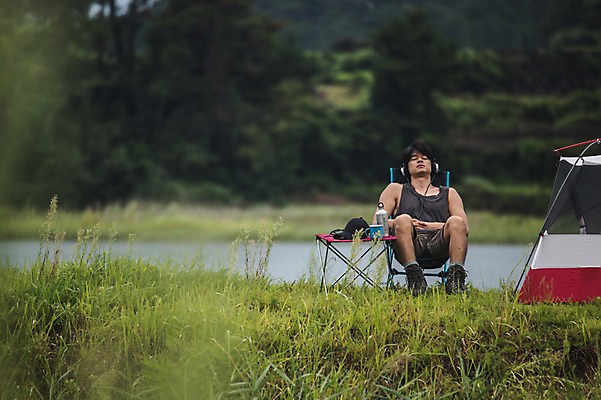 포토 JPG 주간 전신 남자 여유 맨라이프 여행 휴식 텐트 한명 앉기 20대 성인 야외 앞모습 강 제주도 음악감상 캠핑 한국인 성인남자한명만 욜로라이프 국내포토 자연요소 1 라이프스타일 감정 뷰포인트 컨셉 모션 레저 한국 캠핑도구 사람 동양인 청년 감상 남자한명만 성인남자만 파일형식
