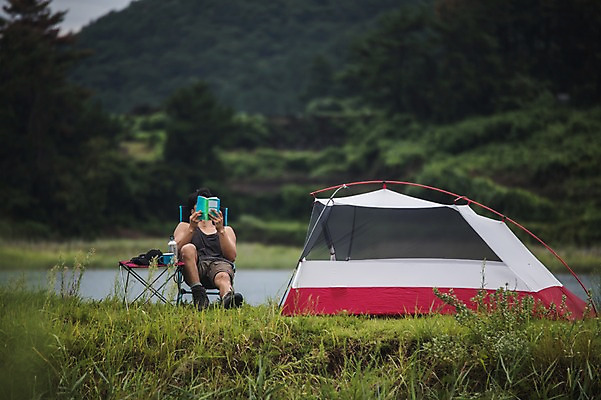 포토 JPG 주간 전신 남자 여유 맨라이프 여행 휴식 텐트 한명 앉기 20대 성인 야외 앞모습 강 독서 제주도 캠핑 한국인 성인남자한명만 욜로라이프 국내포토 자연요소 1 라이프스타일 감정 뷰포인트 컨셉 모션 레저 한국 캠핑도구 사람 동양인 청년 남자한명만 성인남자만 파일형식