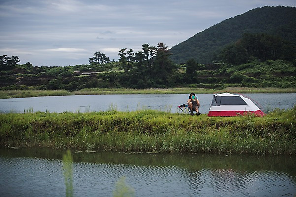 포토 JPG 주간 전신 남자 여유 맨라이프 여행 휴식 텐트 한명 앉기 20대 성인 야외 앞모습 강 독서 제주도 캠핑 한국인 성인남자한명만 욜로라이프 국내포토 자연요소 1 라이프스타일 감정 뷰포인트 컨셉 모션 레저 한국 캠핑도구 사람 동양인 청년 남자한명만 성인남자만 파일형식