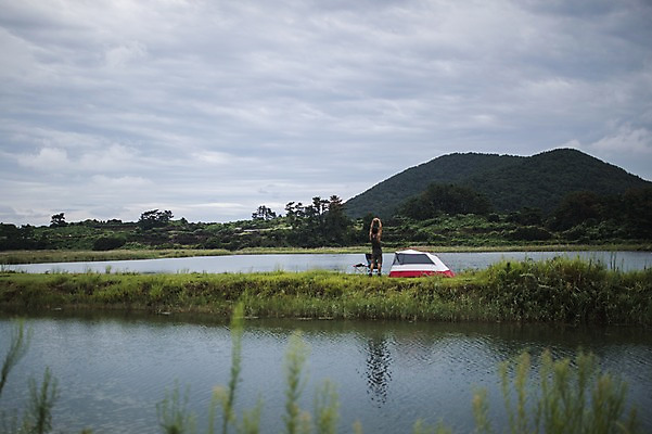 포토 JPG 주간 전신 남자 맨라이프 여행 텐트 한명 서기 20대 성인 야외 뒷모습 강 제주도 스트레칭 캠핑 한국인 성인남자한명만 욜로라이프 국내포토 자연요소 1 라이프스타일 뷰포인트 모션 레저 한국 캠핑도구 사람 동양인 청년 운동 남자한명만 성인남자만 파일형식