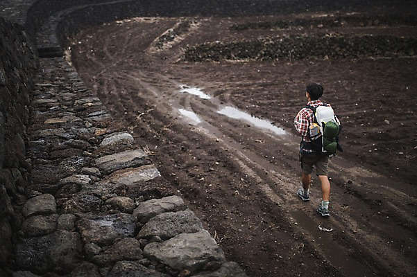 포토 JPG 주간 전신 남자 맨라이프 여행 배낭 한명 20대 성인 야외 뒷모습 제주도 걷기 캠핑 한국인 백패커 흙길 성인남자한명만 욜로라이프 국내포토 자연요소 1 라이프스타일 길 뷰포인트 가방 모션 레저 한국 사람 동양인 청년 흙 남자한명만 성인남자만 파일형식