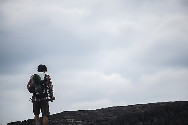 포토 JPG 주간 남자 맨라이프 여행 배낭 하늘 한명 상반신 20대 성인 야외 뒷모습 제주도 걷기 캠핑 한국인 돌길 백패커 성인남자한명만 욜로라이프 국내포토 자연요소 1 라이프스타일 길 뷰포인트 가방 모션 레저 한국 사람 동양인 청년 남자한명만 성인남자만 파일형식