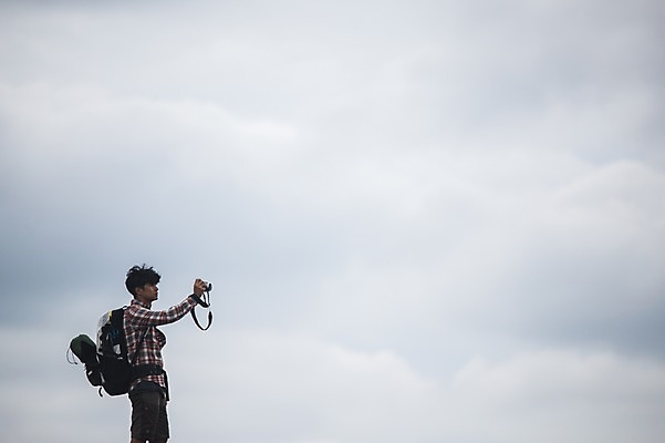 포토 JPG 주간 남자 맨라이프 여행 배낭 하늘 한명 서기 상반신 20대 성인 야외 옆모습 제주도 사진촬영 캠핑 한국인 백패커 안식처 성인남자한명만 욜로라이프 국내포토 자연요소 1 라이프스타일 뷰포인트 가방 모션 레저 휴식 한국 사람 동양인 청년 촬영 남자한명만 성인남자만 파일형식