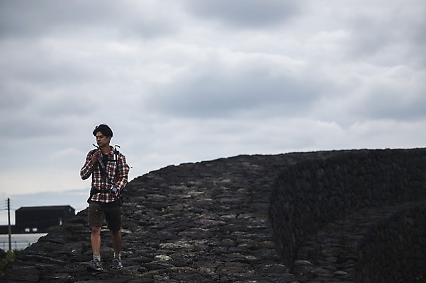 포토 JPG 주간 전신 구름 남자 맨라이프 여행 하늘 한명 20대 성인 야외 앞모습 제주도 걷기 캠핑 한국인 돌길 백패커 성인남자한명만 욜로라이프 국내포토 자연요소 1 라이프스타일 길 뷰포인트 모션 레저 한국 사람 동양인 청년 남자한명만 성인남자만 파일형식