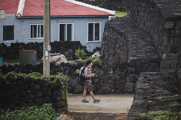 포토 JPG 주간 전신 남자 맨라이프 여행 돌담 한명 20대 성인 야외 옆모습 제주도 걷기 캠핑 한국인 백패커 성인남자한명만 욜로라이프 국내포토 자연요소 1 라이프스타일 뷰포인트 모션 레저 한국 사람 동양인 청년 담장 돌_바위 남자한명만 성인남자만 파일형식