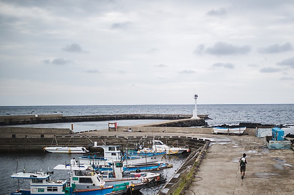 포토 JPG 주간 전신 남자 바다 맨라이프 여행 하늘 등대 한명 20대 성인 야외 뒷모습 제주도 걷기 캠핑 한국인 부둣가 백패커 선박 성인남자한명만 욜로라이프 국내포토 자연요소 1 라이프스타일 뷰포인트 수상교통 모션 레저 한국 사람 동양인 청년 항구 남자한명만 성인남자만 파일형식