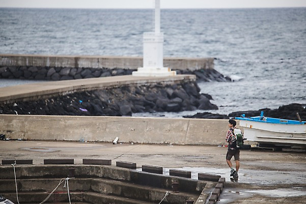 포토 JPG 주간 전신 남자 바다 맨라이프 여행 배낭 등대 한명 20대 성인 야외 뒷모습 제주도 걷기 캠핑 한국인 부둣가 백패커 선박 성인남자한명만 욜로라이프 국내포토 자연요소 1 라이프스타일 뷰포인트 수상교통 가방 모션 레저 한국 사람 동양인 청년 항구 남자한명만 성인남자만 파일형식