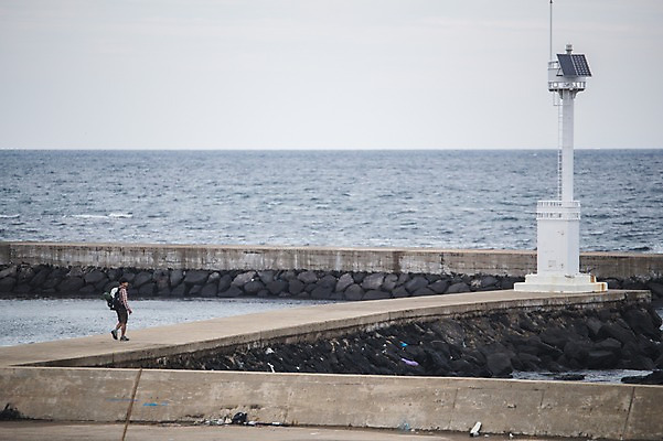 포토 JPG 주간 전신 남자 바다 맨라이프 여행 등대 한명 20대 성인 야외 뒷모습 제주도 걷기 캠핑 한국인 부둣가 백패커 성인남자한명만 욜로라이프 국내포토 자연요소 1 라이프스타일 뷰포인트 모션 레저 한국 사람 동양인 청년 항구 남자한명만 성인남자만 파일형식