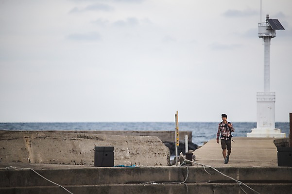 포토 JPG 주간 전신 남자 바다 맨라이프 여행 등대 한명 20대 성인 야외 앞모습 제주도 걷기 캠핑 한국인 부둣가 백패커 성인남자한명만 욜로라이프 국내포토 자연요소 1 라이프스타일 뷰포인트 모션 레저 한국 사람 동양인 청년 항구 남자한명만 성인남자만 파일형식