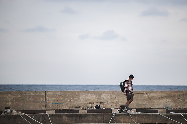 포토 JPG 주간 전신 남자 바다 맨라이프 여행 한명 20대 성인 야외 옆모습 제주도 걷기 캠핑 한국인 부둣가 백패커 성인남자한명만 욜로라이프 국내포토 자연요소 1 라이프스타일 뷰포인트 모션 레저 한국 사람 동양인 청년 항구 남자한명만 성인남자만 파일형식