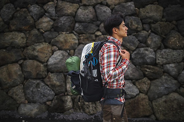 포토 JPG 주간 남자 맨라이프 여행 배낭 돌담 한명 상반신 20대 성인 야외 옆모습 제주도 걷기 캠핑 한국인 백패커 성인남자한명만 욜로라이프 국내포토 자연요소 1 라이프스타일 뷰포인트 가방 모션 레저 한국 사람 동양인 청년 담장 돌_바위 남자한명만 성인남자만 파일형식