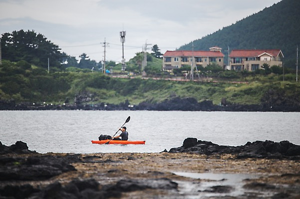 포토 JPG 주간 남자 바다 맨라이프 여행 한명 앉기 상반신 20대 성인 야외 옆모습 제주도 캠핑 한국인 승차 노 카약 성인남자한명만 욜로라이프 국내포토 자연요소 1 라이프스타일 뷰포인트 모션 레저 한국 사람 동양인 청년 수상스포츠 선박 남자한명만 성인남자만 파일형식