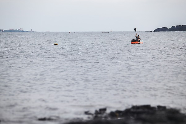 포토 JPG 주간 남자 바다 맨라이프 여행 한명 앉기 상반신 20대 성인 야외 앞모습 제주도 캠핑 한국인 승차 노 카약 성인남자한명만 욜로라이프 국내포토 자연요소 1 라이프스타일 뷰포인트 모션 레저 한국 사람 동양인 청년 수상스포츠 선박 남자한명만 성인남자만 파일형식