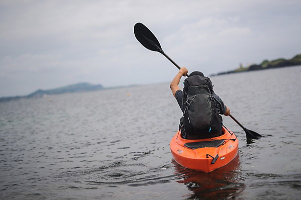 포토 JPG 주간 남자 바다 맨라이프 여행 배낭 한명 앉기 상반신 20대 성인 야외 뒷모습 제주도 캠핑 한국인 승차 노 카약 성인남자한명만 욜로라이프 국내포토 자연요소 1 라이프스타일 뷰포인트 가방 모션 레저 한국 사람 동양인 청년 수상스포츠 선박 남자한명만 성인남자만 파일형식
