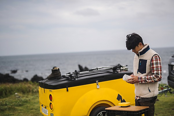 포토 JPG 주간 남자 맨라이프 여행 한명 서기 상반신 20대 성인 야외 옆모습 제주도 캠핑 한국인 준비 성인남자한명만 오토캠핑 캠핑트레일러 욜로라이프 국내포토 자연요소 1 라이프스타일 뷰포인트 모션 레저 한국 사람 동양인 청년 트레일러 남자한명만 성인남자만 파일형식
