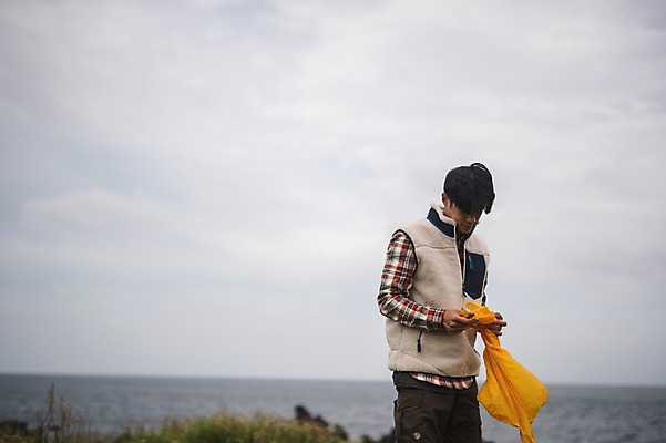 포토 JPG 주간 남자 맨라이프 여행 한명 서기 들기 상반신 20대 성인 야외 앞모습 제주도 캠핑 한국인 성인남자한명만 오토캠핑 욜로라이프 국내포토 자연요소 1 라이프스타일 뷰포인트 모션 레저 한국 사람 동양인 청년 남자한명만 성인남자만 파일형식