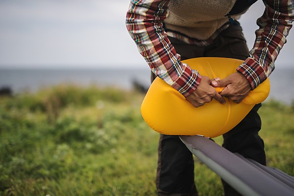 포토 JPG 주간 남자 맨라이프 여행 한명 들기 20대 성인 야외 앞모습 제주도 캠핑 한국인 하반신 설치 성인남자한명만 오토캠핑 캠핑트레일러 욜로라이프 국내포토 자연요소 1 라이프스타일 뷰포인트 모션 레저 한국 사람 동양인 청년 트레일러 남자한명만 성인남자만 파일형식