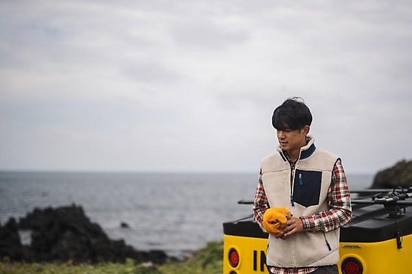 포토 JPG 주간 남자 맨라이프 여행 한명 서기 들기 상반신 20대 성인 야외 앞모습 제주도 캠핑 한국인 성인남자한명만 오토캠핑 캠핑트레일러 욜로라이프 국내포토 자연요소 1 라이프스타일 뷰포인트 모션 레저 한국 사람 동양인 청년 트레일러 남자한명만 성인남자만 파일형식